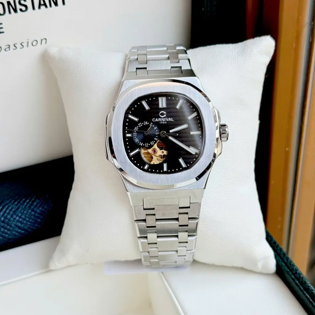 Mặt số 41mm cùng thiết kế lộ cơ Open Heart tinh tế