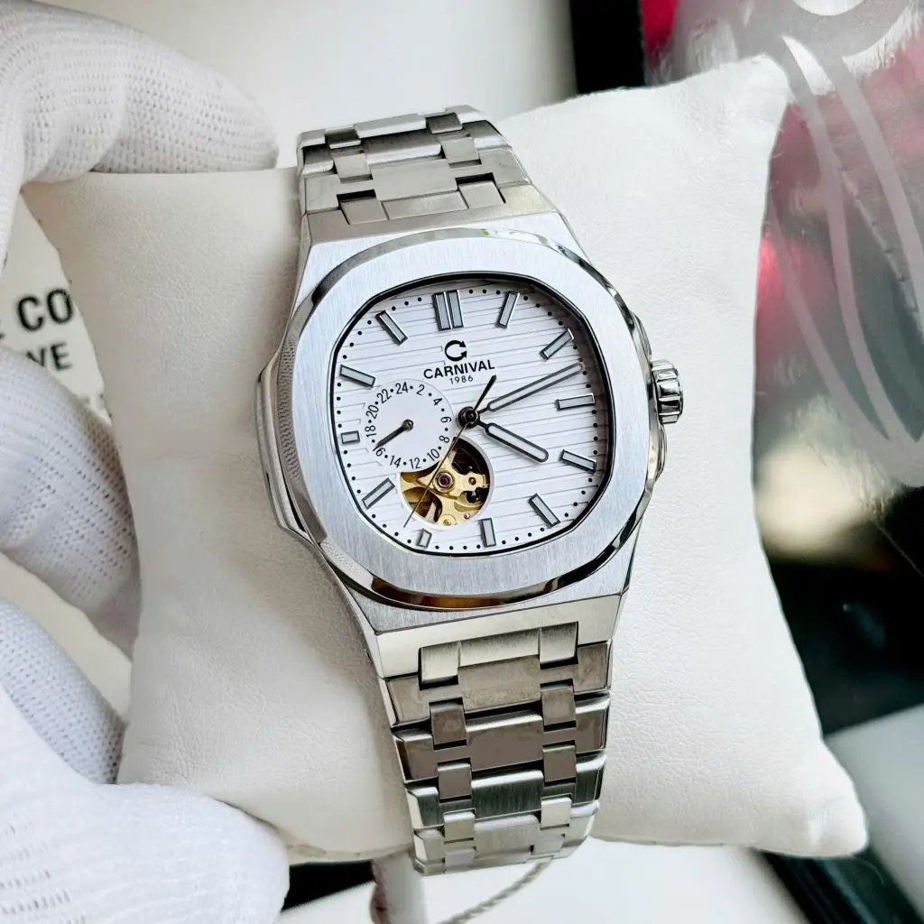 Mặt số Open Heart tinh tế cùng kính Sapphire chống xước