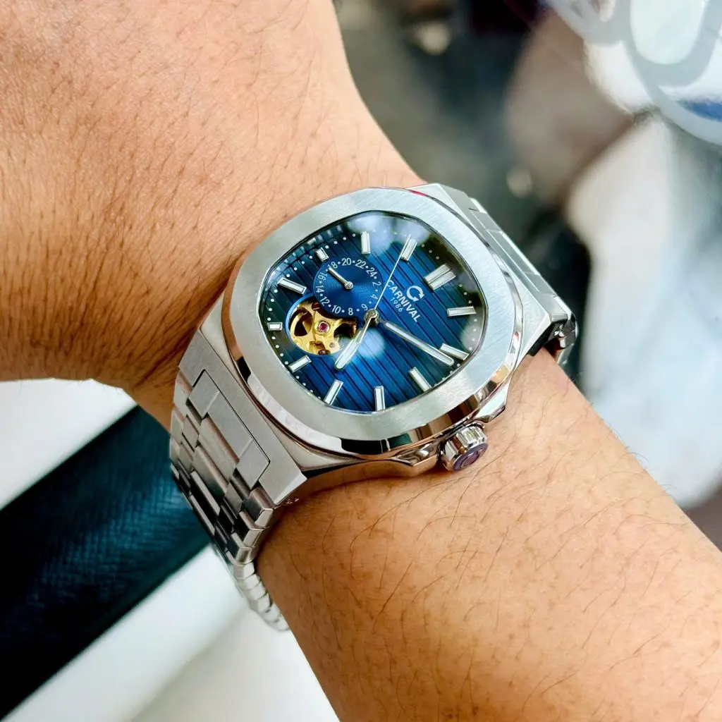Mặt số 41mm cùng vỏ thép chống gỉ bền bỉ và cứng cáp