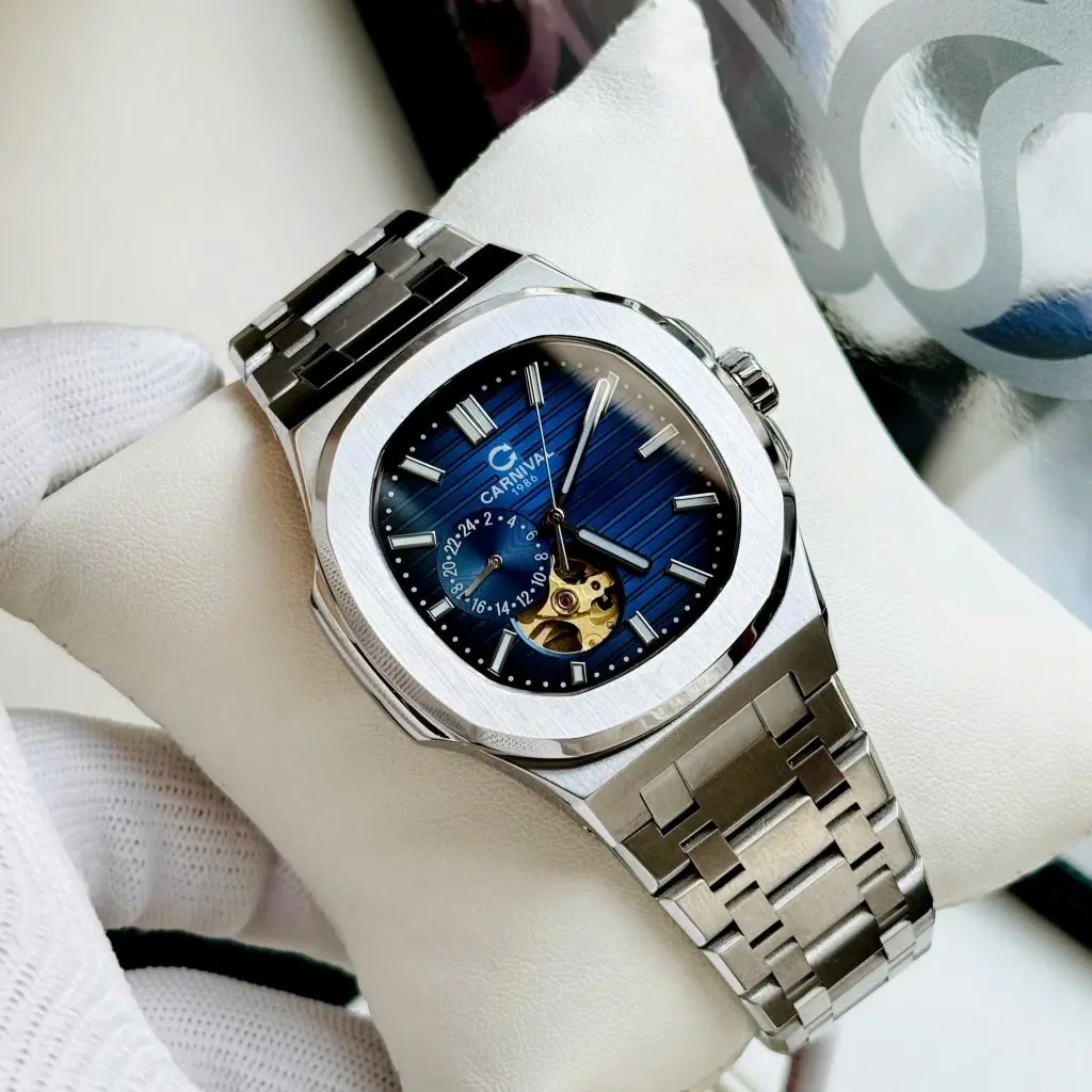 Thiết kế lộ cơ Open Heart trên nền mặt số xanh lịch lãm