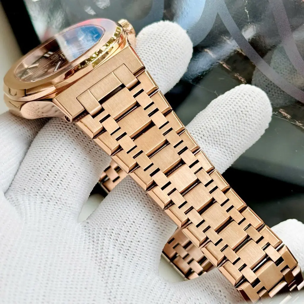Mặt kính Sapphire chống trầy xước và vỏ thép chống gỉ