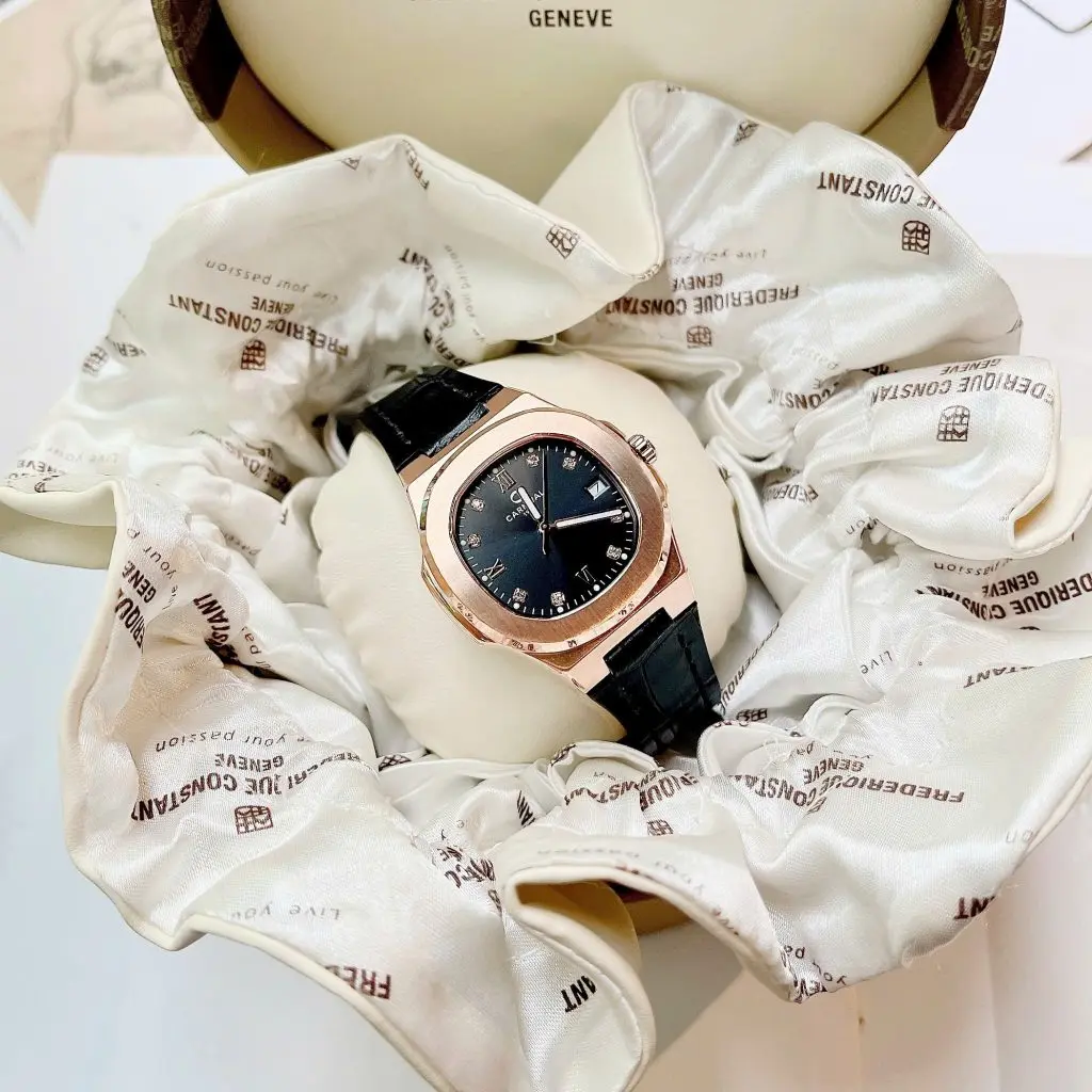 Mặt kính Sapphire chống xước và dây da mềm mại