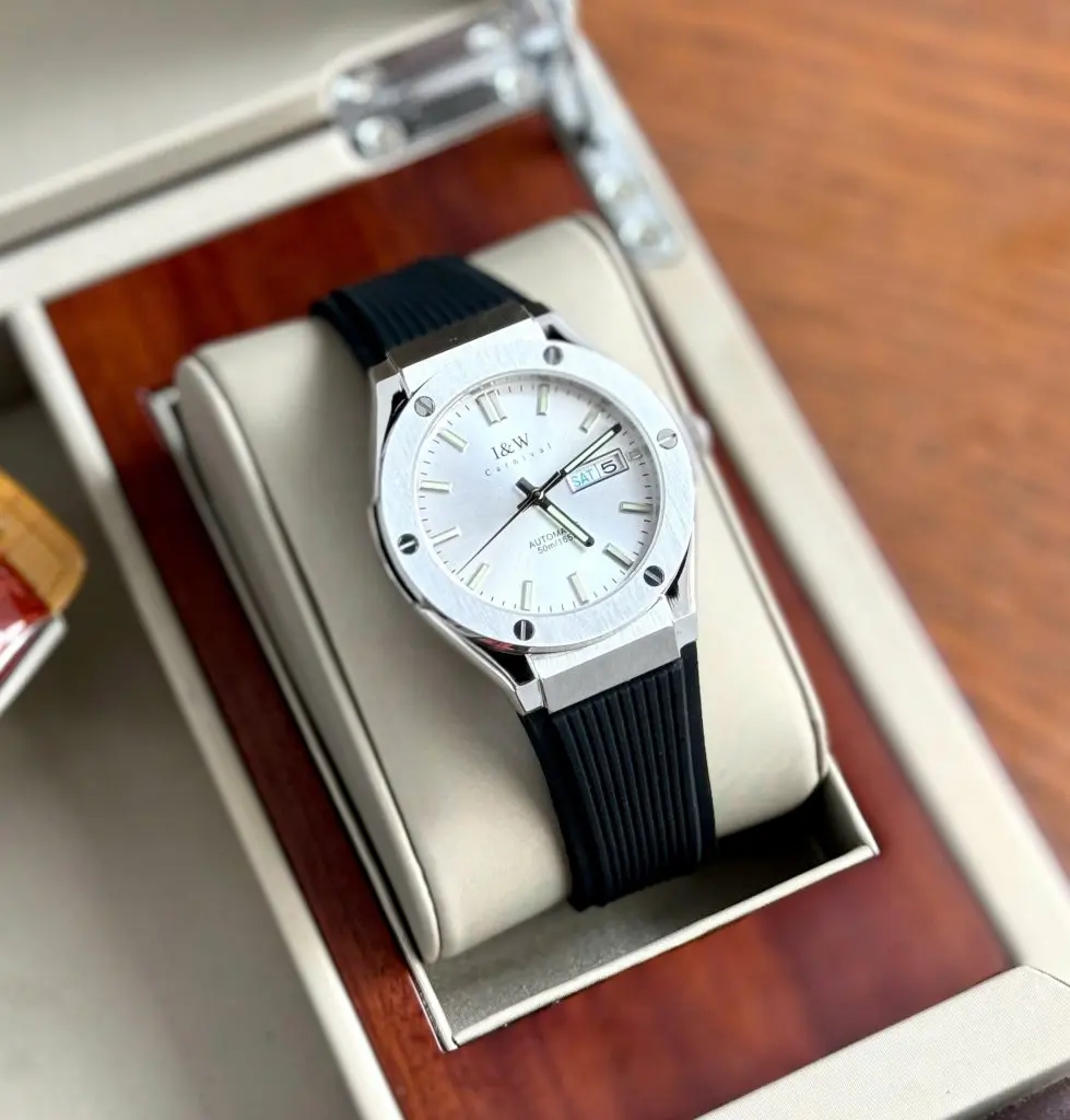 Vỏ thép chống gỉ và mặt kính Sapphire chống trầy xước