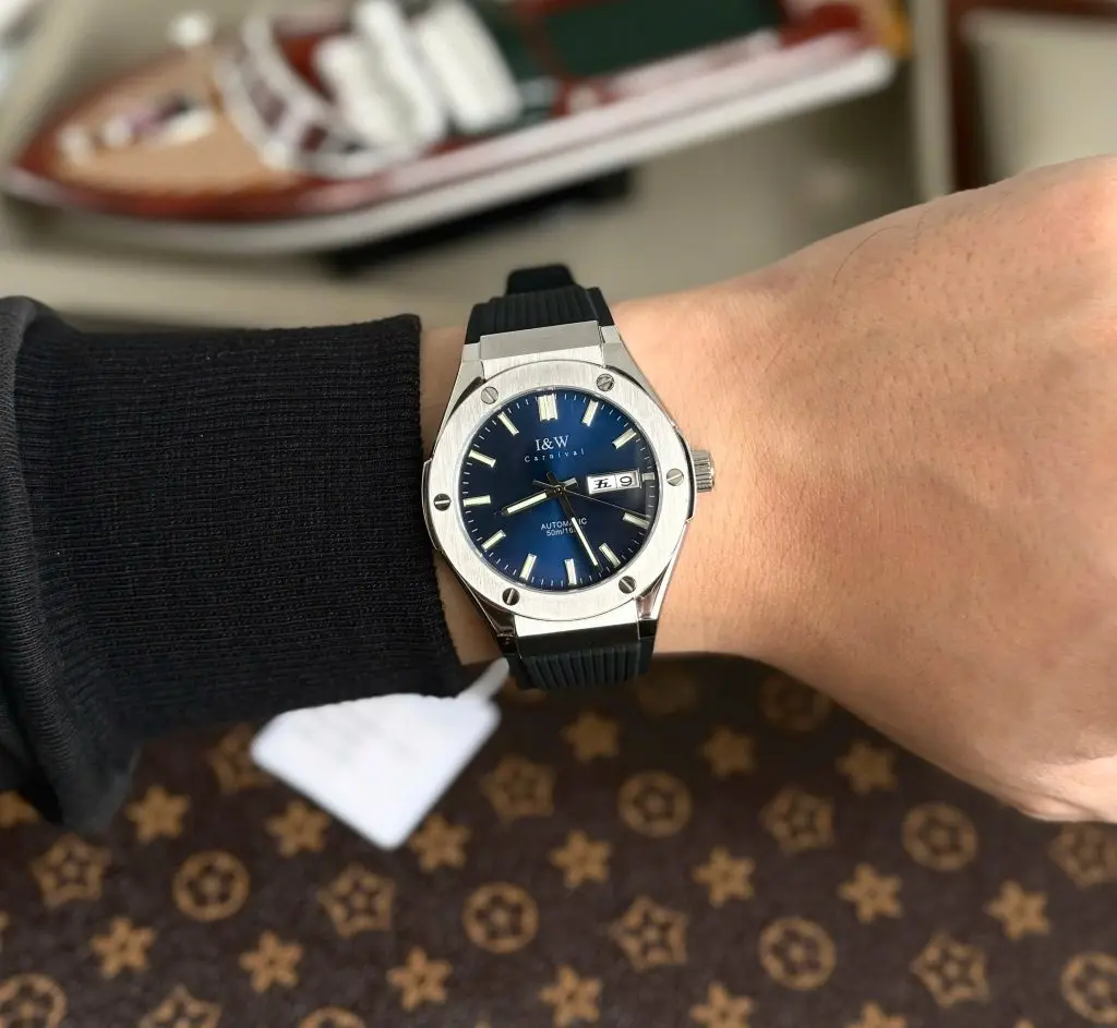 Mặt số màu xanh Blue nổi bật cùng vỏ thép chống gỉ 42mm