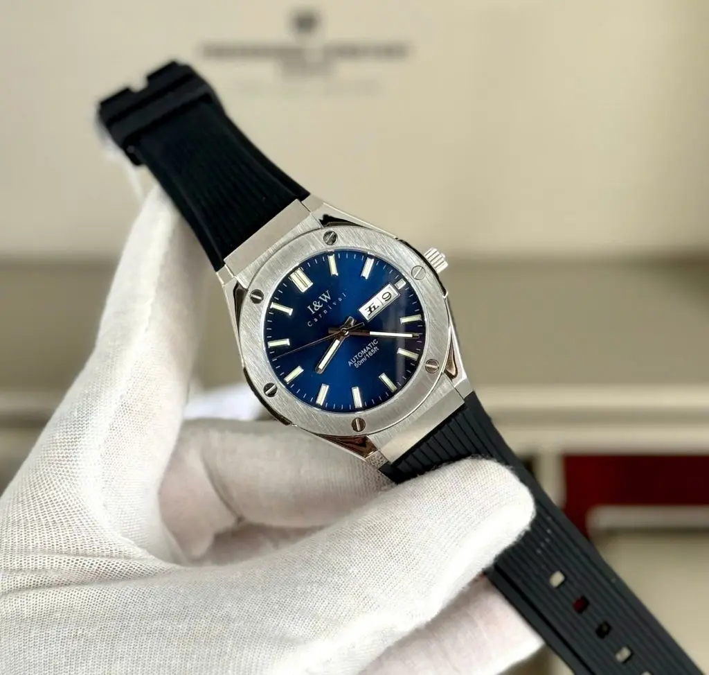Bộ máy Automatic hoạt động chính xác cùng khả năng chống nước 50m