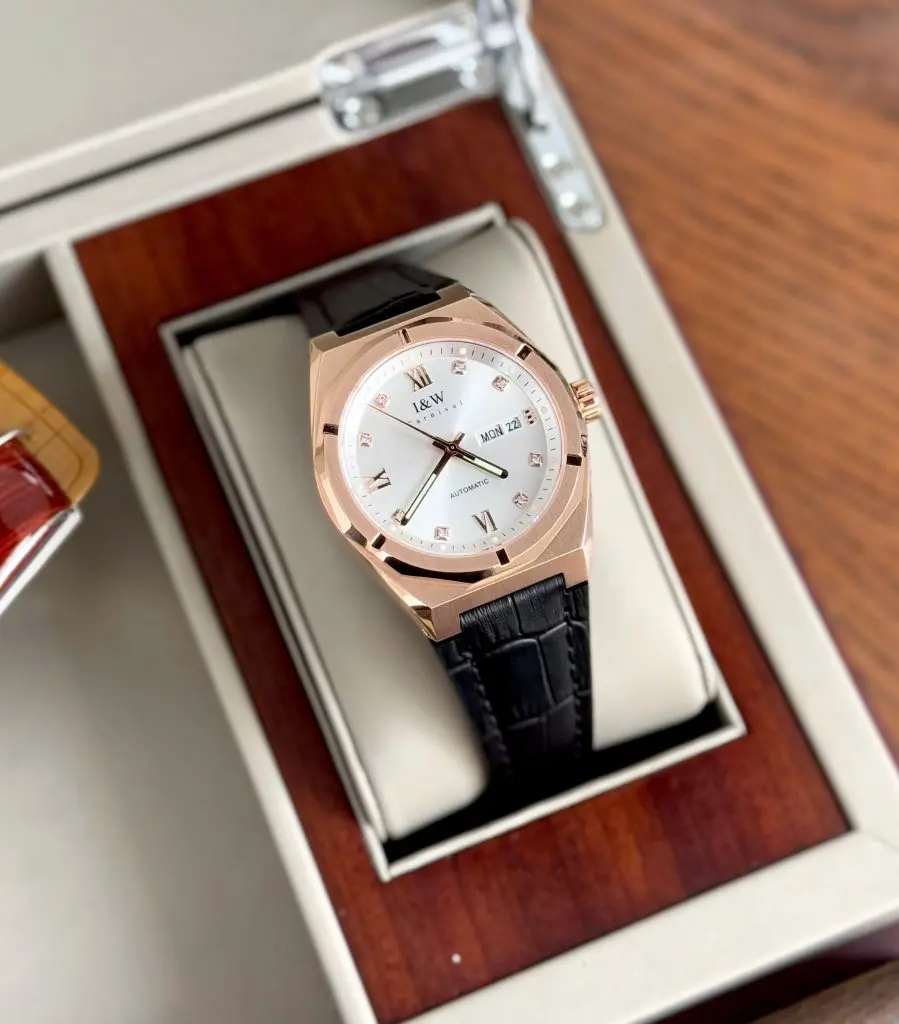 Mặt đồng hồ 41mm với kim cọc số phủ dạ quang tiện lợi