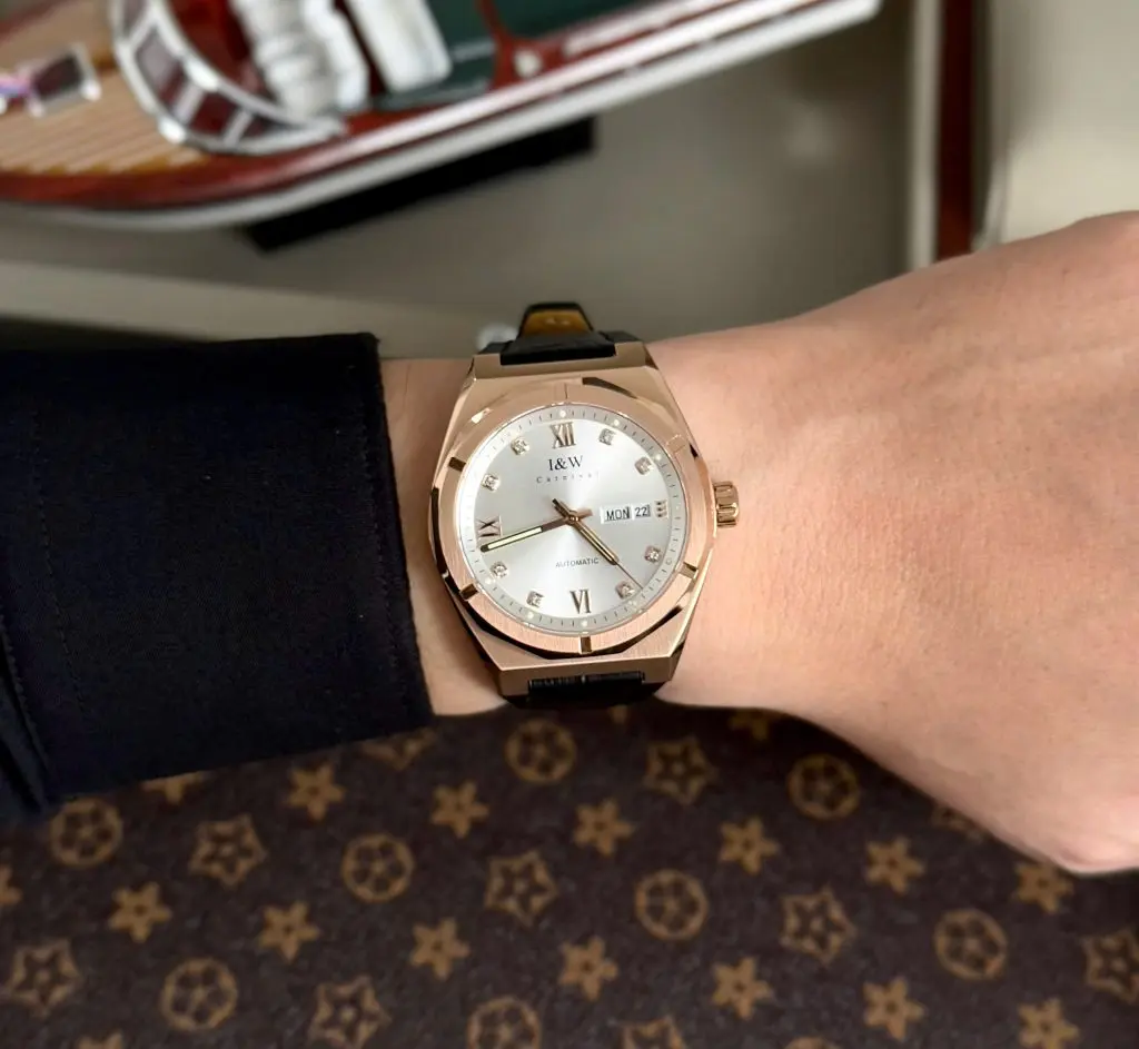Dây cao su êm ái cùng mặt kính Sapphire chống trầy xước