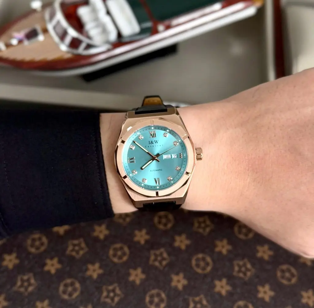 Kính Sapphire chống xước và dây đeo cao su cao cấp êm ái