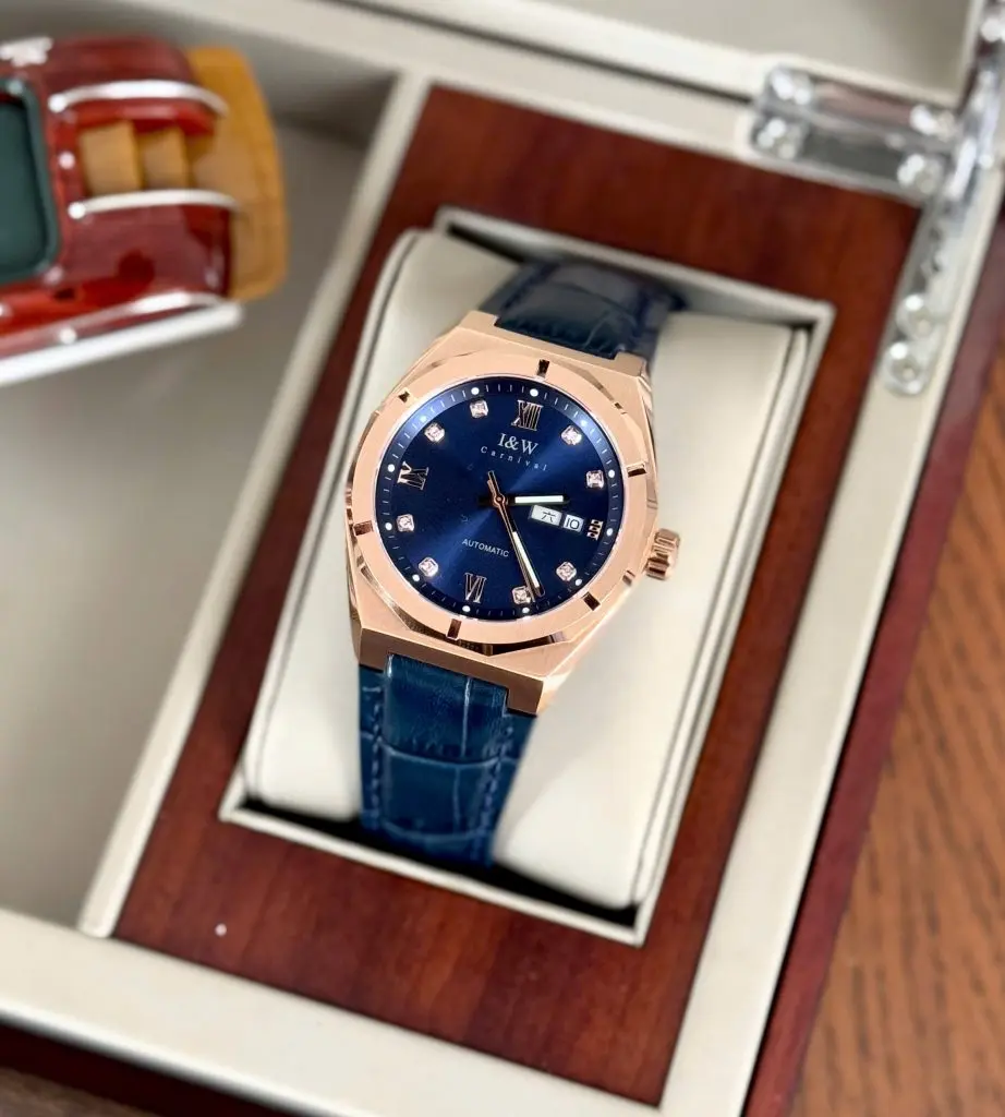Mặt kính Sapphire cao cấp kết hợp vỏ thép chống gỉ bền bỉ