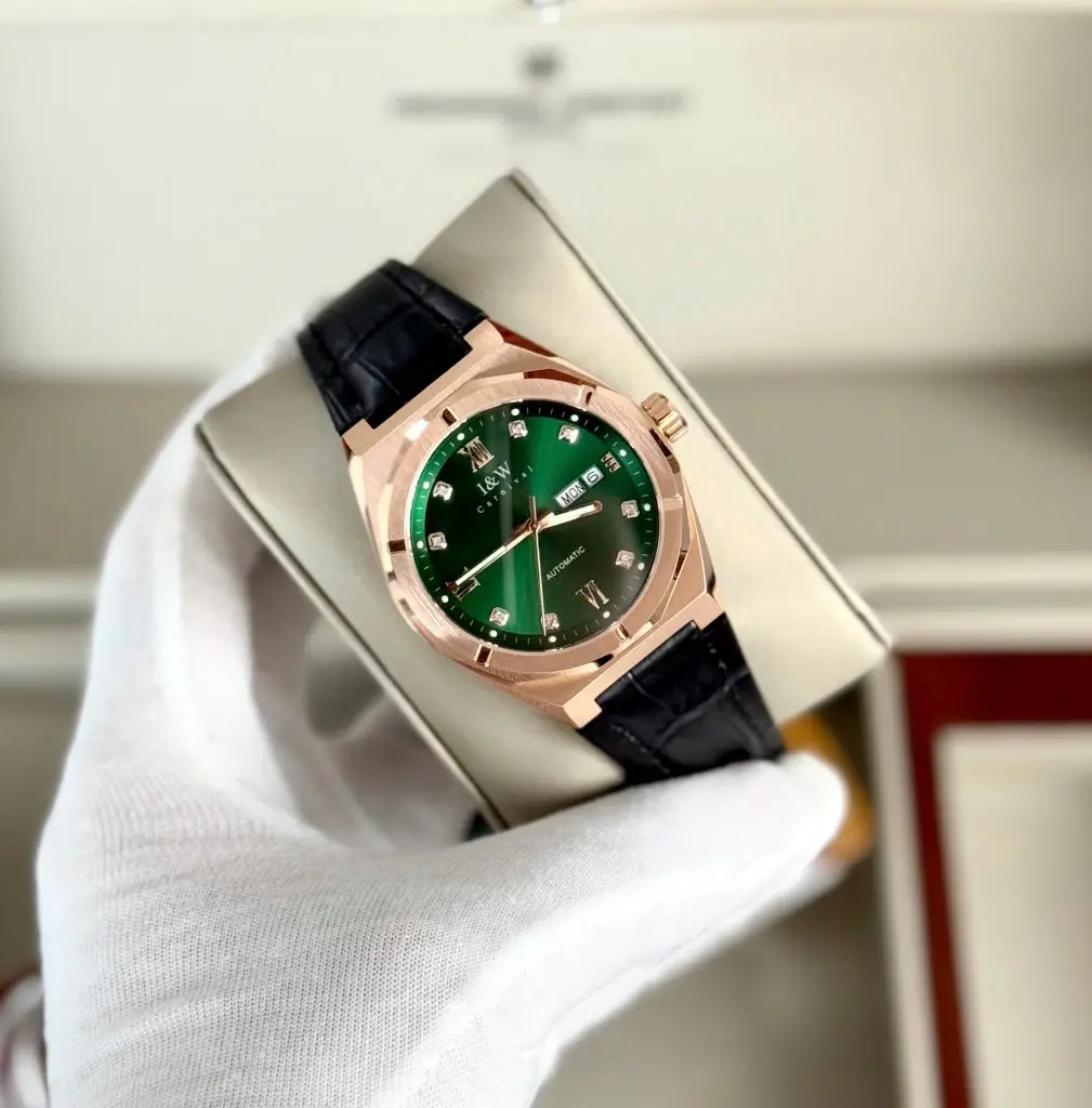 Kính Sapphire chống xước và dây cao su bền bỉ ôm tay