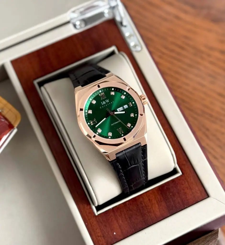 Bộ máy cơ Automatic Thụy Sĩ hoạt động mượt mà và chính xác