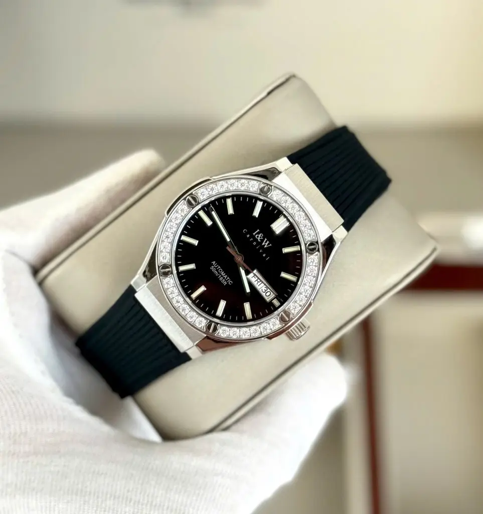 Kính Sapphire chống xước hoàn hảo và dây cao su ôm tay