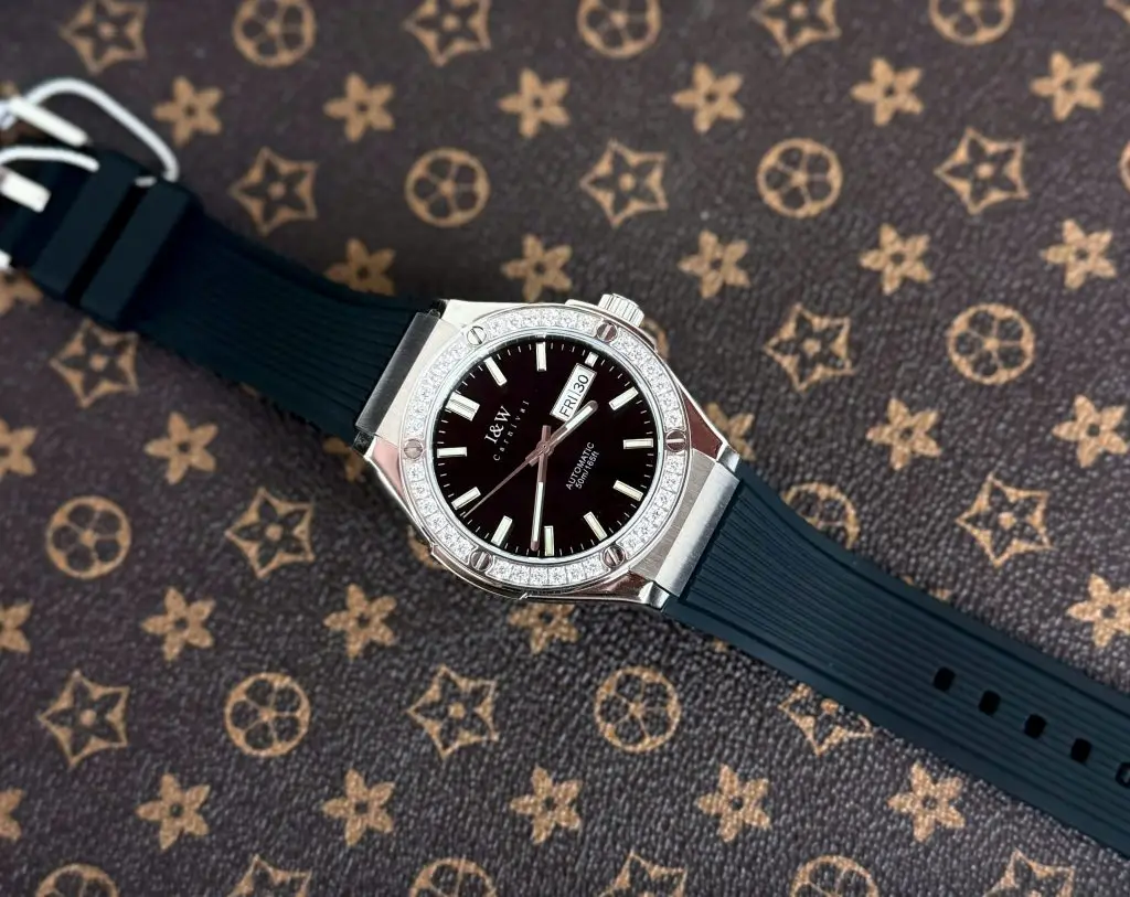 Bộ máy cơ Automatic vận hành êm ái cùng độ chống nước 50m