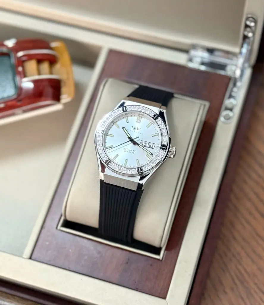 Thiết kế mặt số 42mm với các chi tiết dạ quang tiện dụng