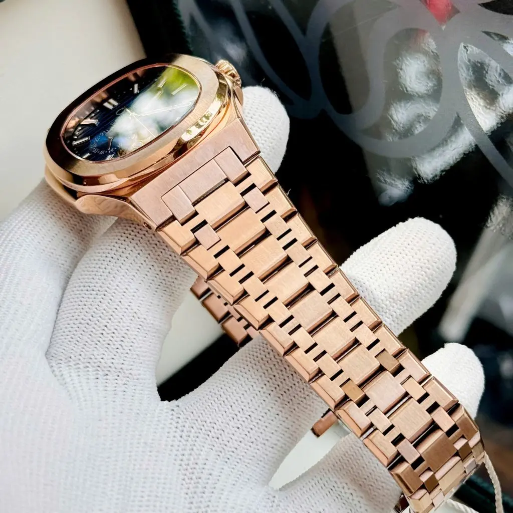 Chất liệu kính Sapphire và thép không gỉ bảo vệ đồng hồ tối đa