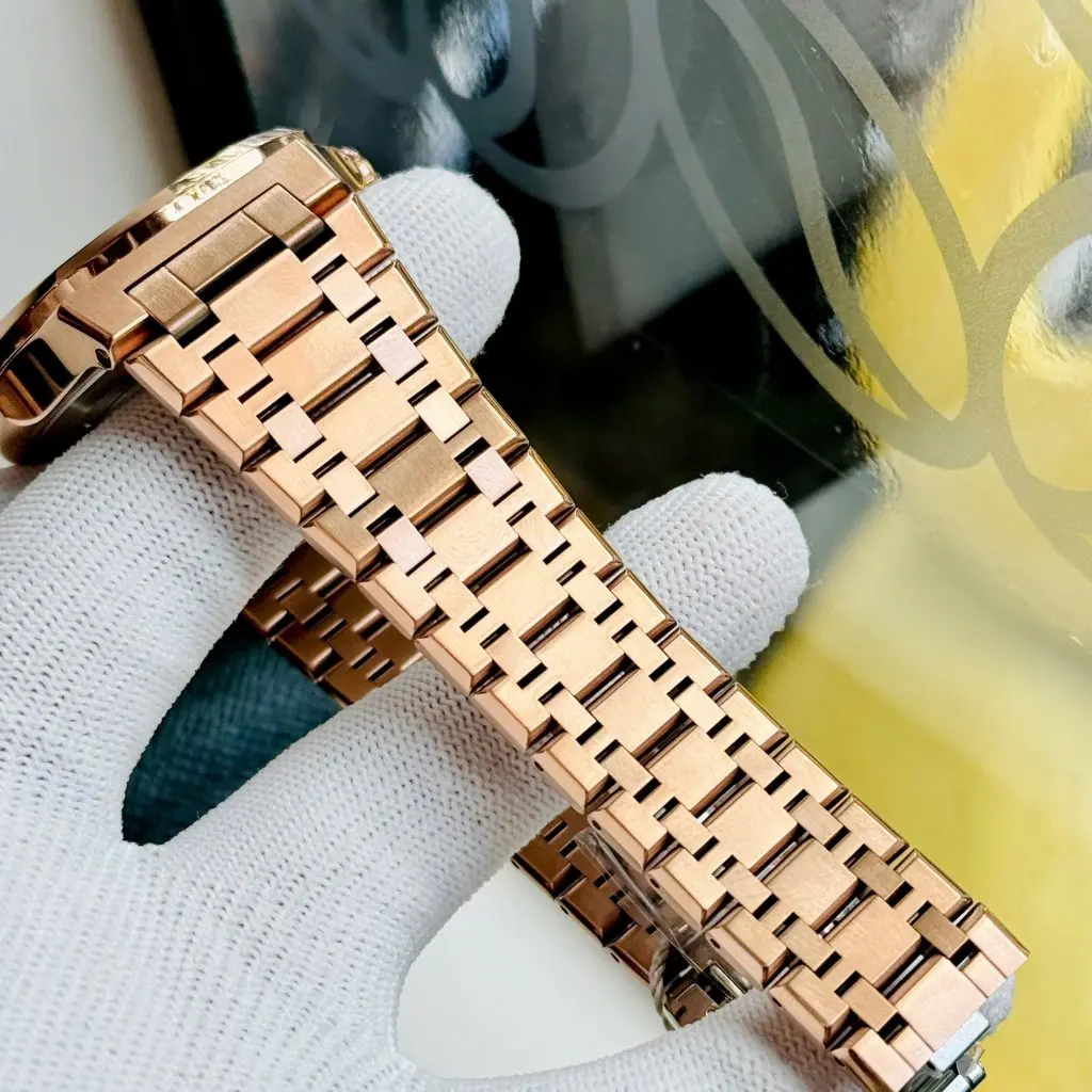 Bộ máy cơ Automatic vận hành êm ái và chuẩn xác