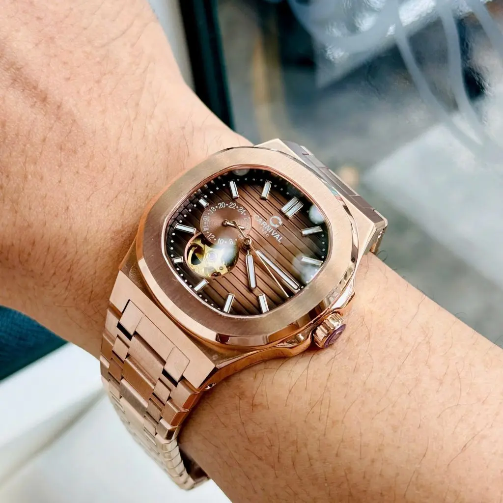 Kính Sapphire chống xước kết hợp cùng vỏ thép không gỉ cao cấp