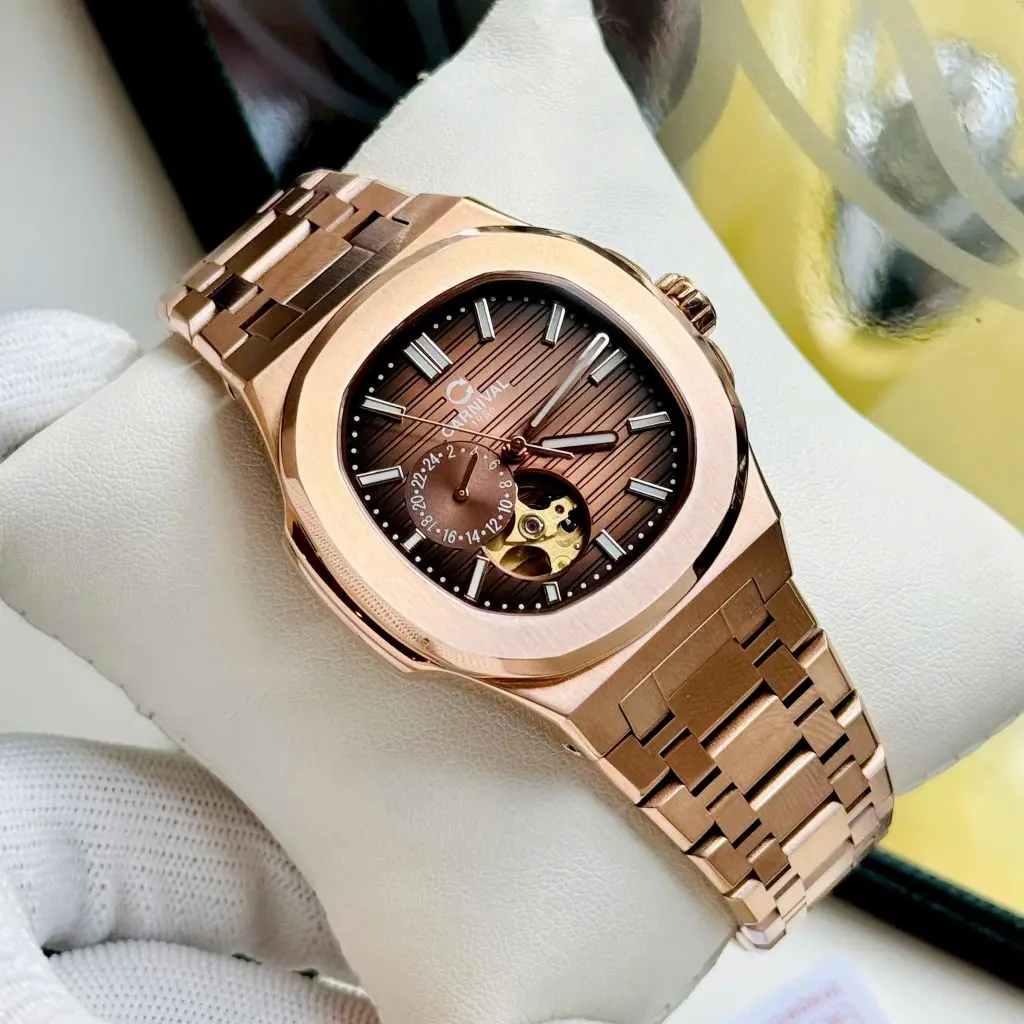 Mặt số 42mm màu nâu cafe với thiết kế Open Heart lộ cơ độc đáo