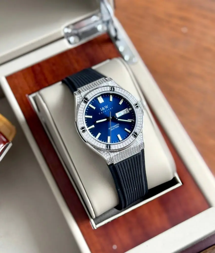 Dây cao su êm ái kết hợp cùng mặt kính Sapphire chống trầy xước