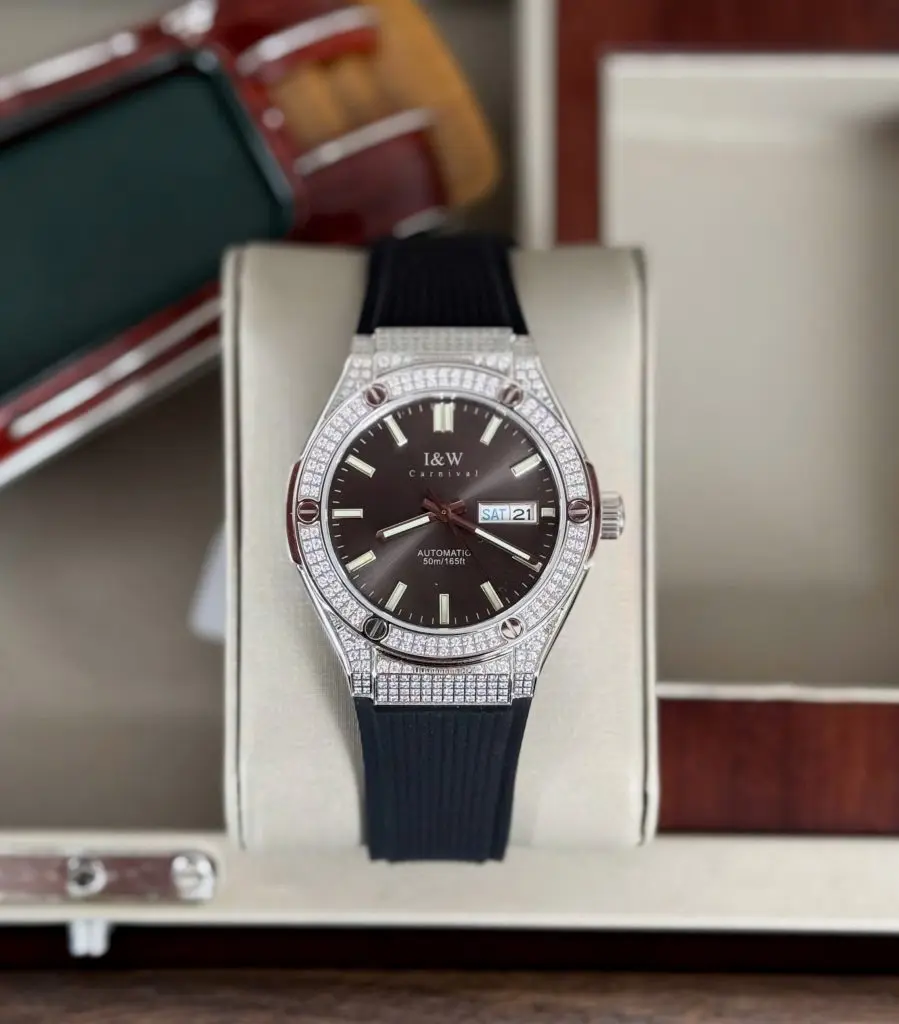 Mặt số 42mm đính đá xám cùng kim dạ quang nổi bật