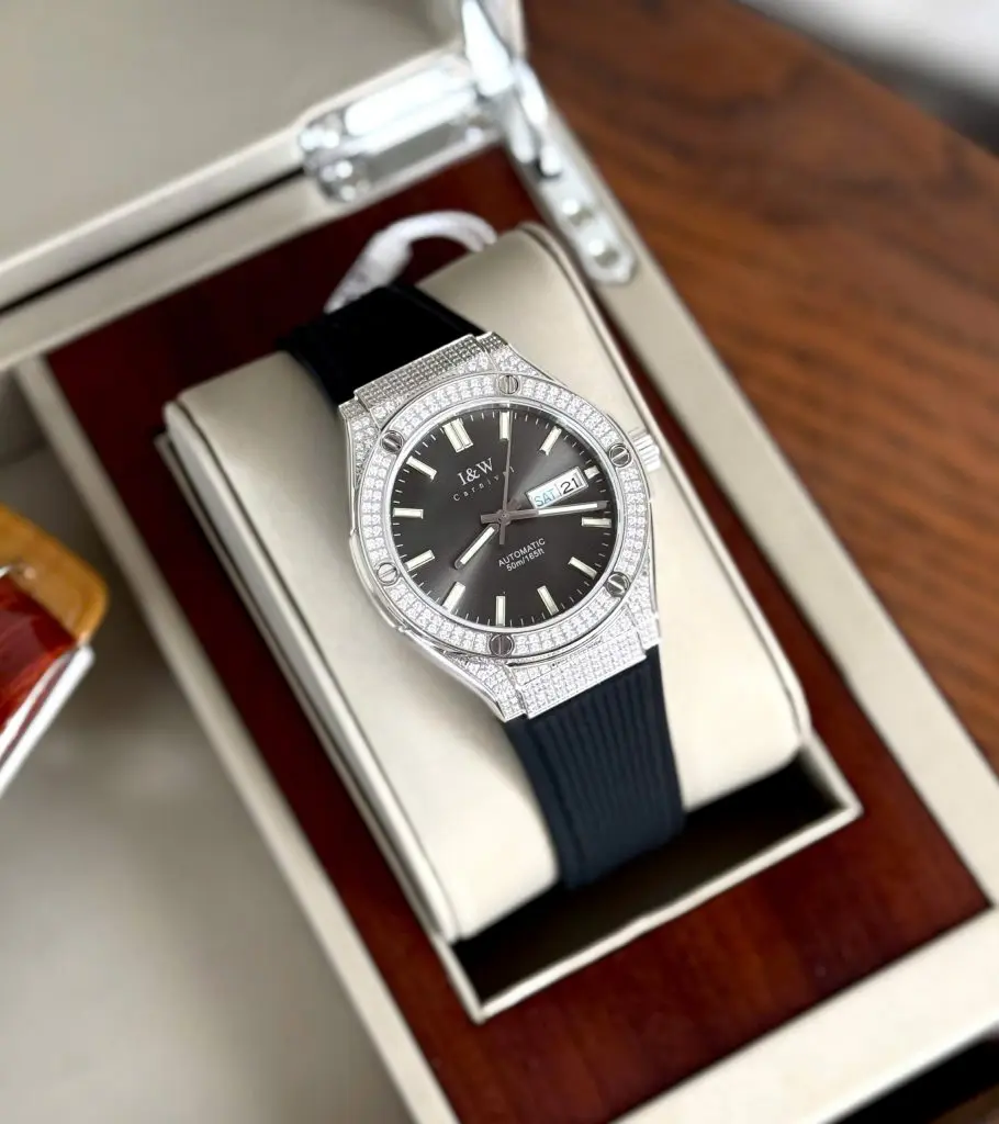 Bộ máy Automatic Thụy Sĩ bền bỉ cùng khả năng chống nước 50m