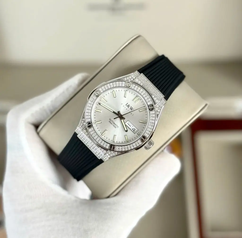 Kính Sapphire chống xước và dây cao su trẻ trung ôm tay