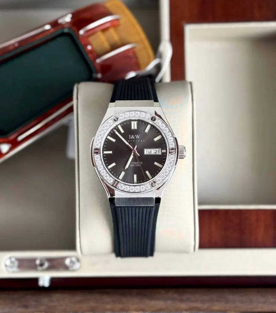 Mặt số 42mm cùng kim dạ quang dễ dàng đọc giờ trong bóng tối