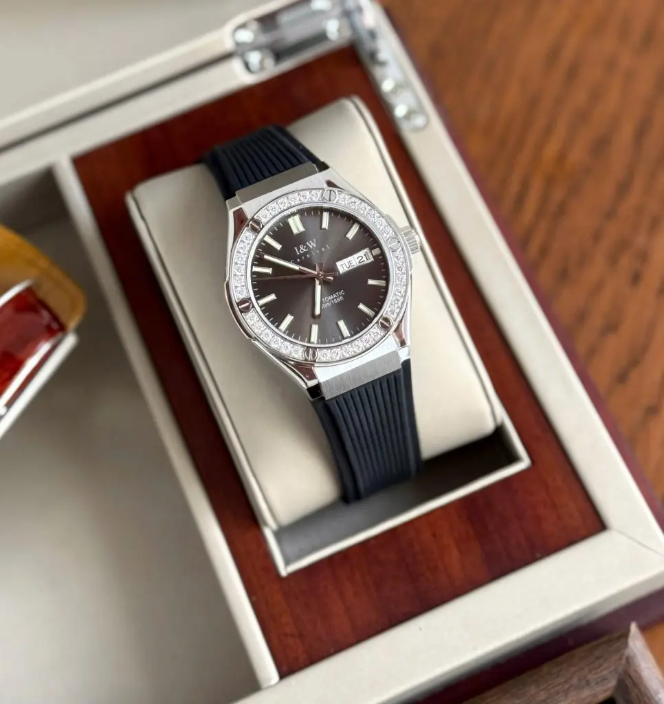 Dây cao su êm ái kết hợp cùng mặt kính Sapphire chống xước hoàn hảo