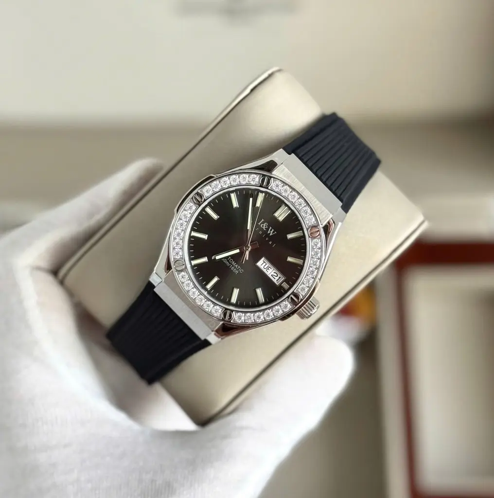 Bộ máy cơ Automatic Thụy Sĩ bền bỉ với độ chống nước 50m