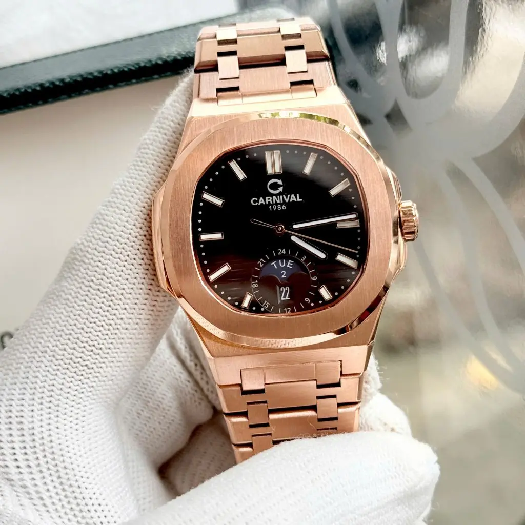 Mặt số đen 40mm kết hợp cùng vỏ thép chống gỉ tông Gold