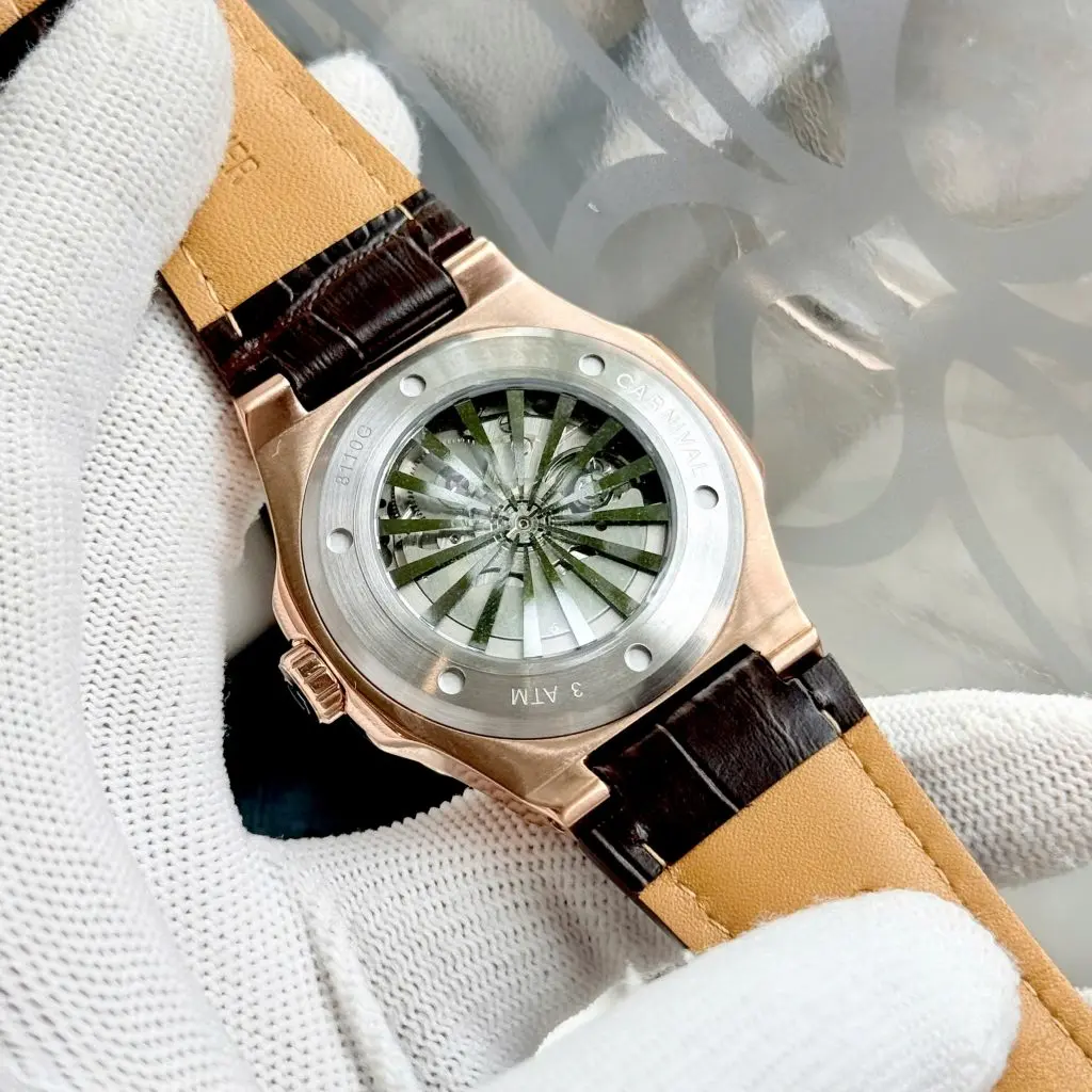 Kính Sapphire chống xước và dây da êm ái khi đeo trên tay
