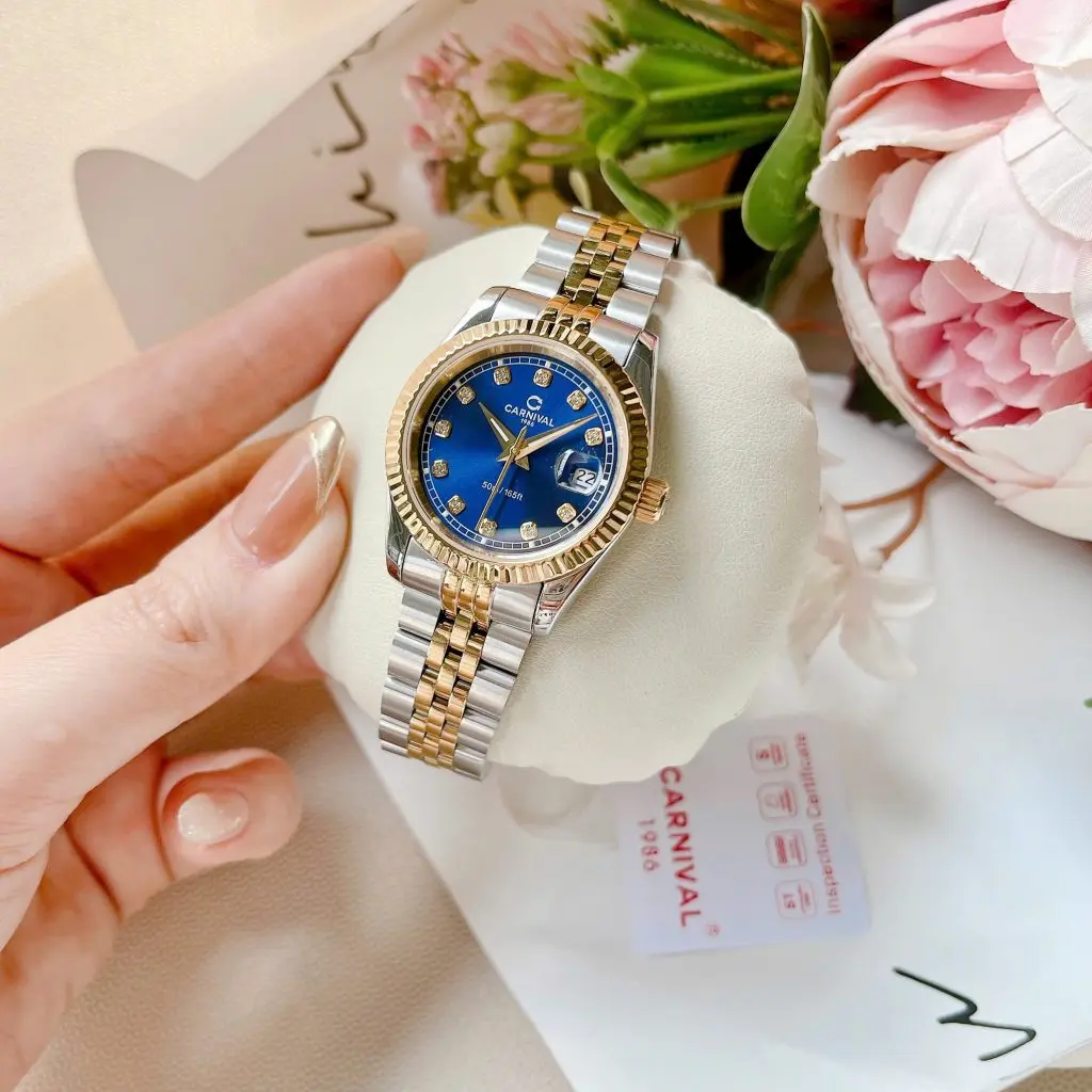 Mặt số màu xanh kết hợp viền demi vàng tạo điểm nhấn cuốn hút