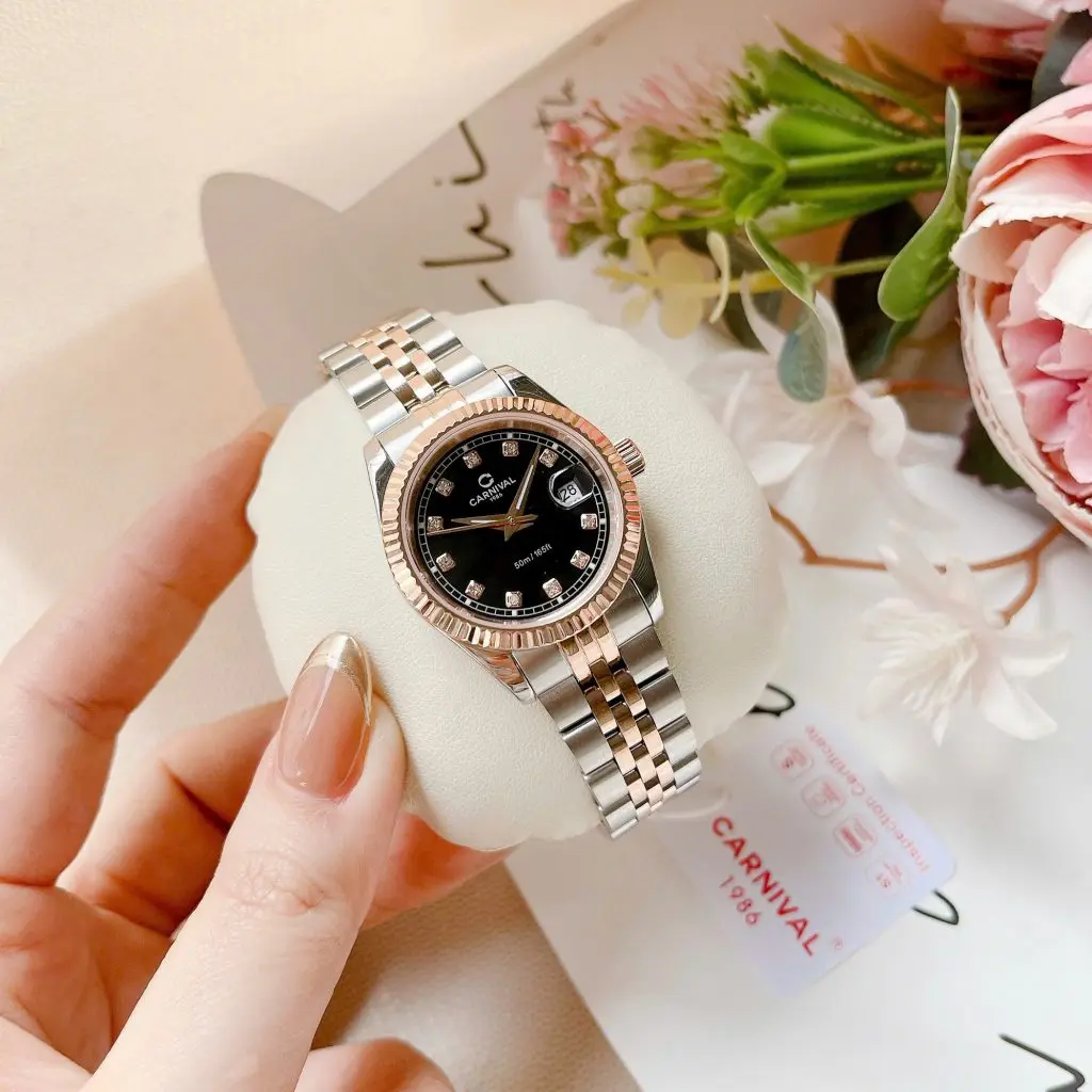 Mặt số đen huyền bí cùng kim chỉ giờ thanh mảnh tinh tế