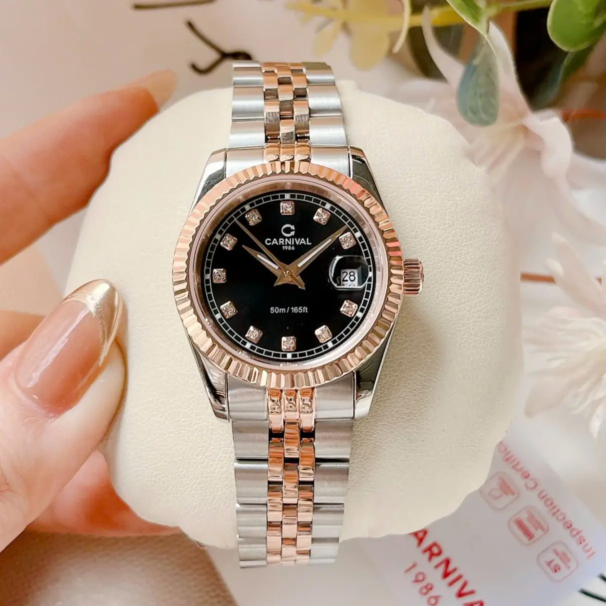 ĐỒNG HỒ Nữ Carnival 8131L-CH-D-Mặt Đen - Demi Vàng Hồng - Pin - Kính Sapphire