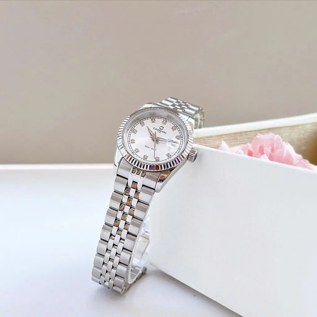 Mặt kính Sapphire chống trầy xước vượt trội và dây đeo linh hoạt