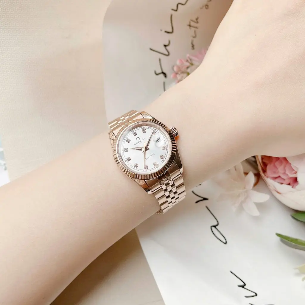 Khả năng chống nước 50m cùng bộ máy Quartz chuẩn xác