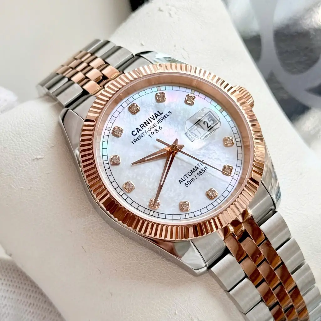 Thiết kế mặt số 40mm vừa vặn với cổ tay nam giới