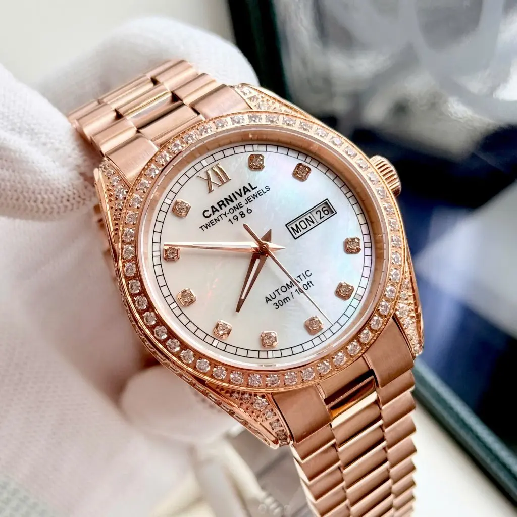 Mặt kính Sapphire chống xước và mặt xà cừ bạc độc đáo