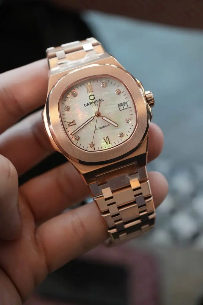 Thiết kế mặt xà cừ bạc lấp lánh kết hợp vỏ thép Rose Gold size 41mm