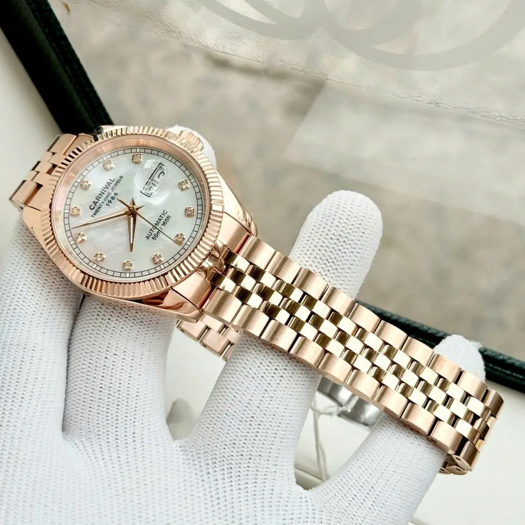 Mặt số 40mm đính đá Swarovski cùng vành bezel niềng khía cực kỳ cuốn hút