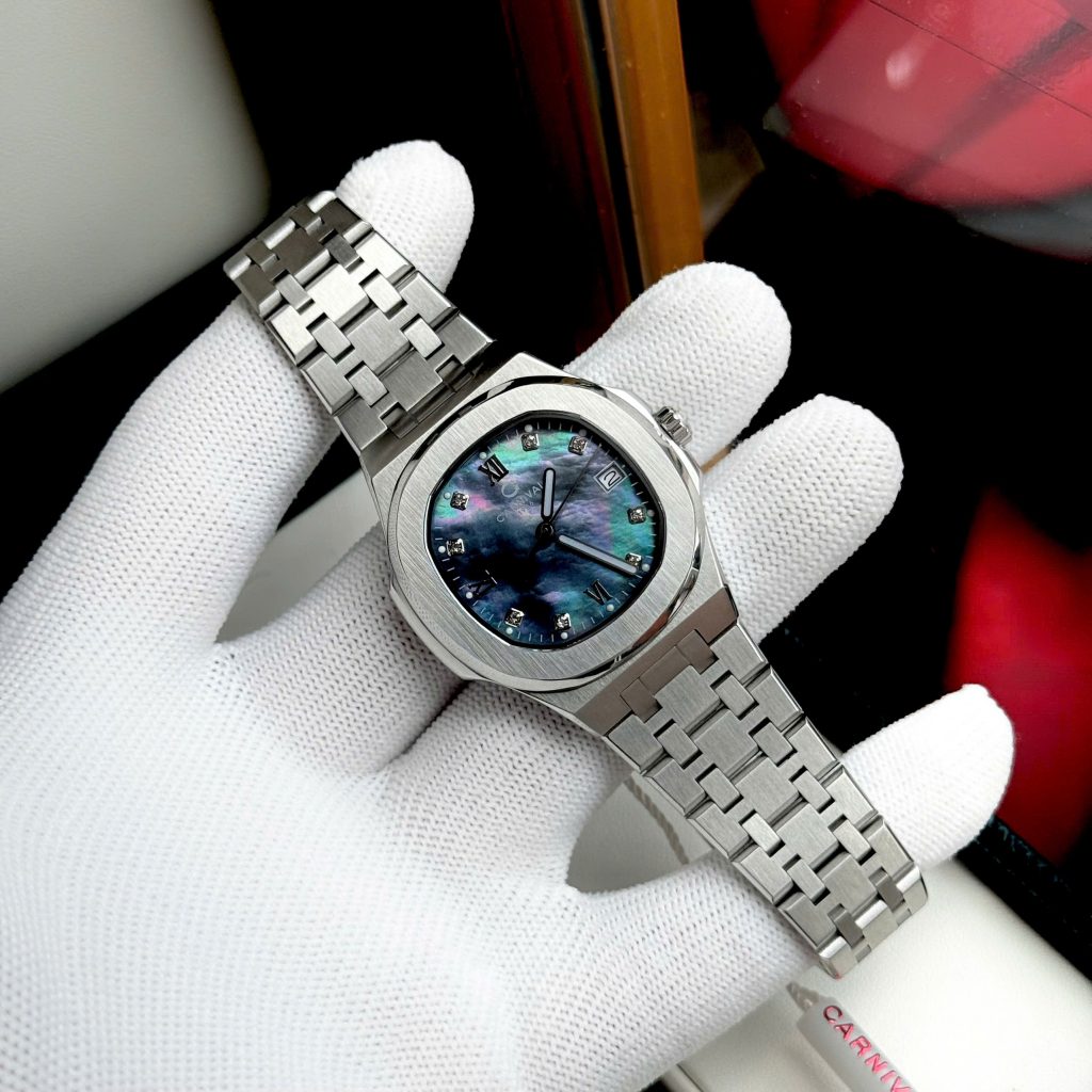 Dây đeo chất liệu cao cấp và mặt kính Sapphire chống xước