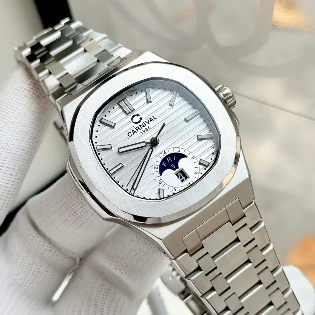 Mặt số 41mm màu trắng tinh tế cùng kim dạ quang nổi bật