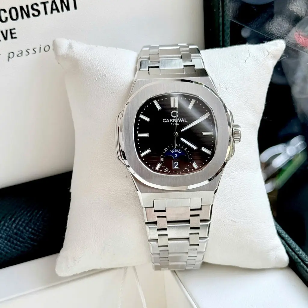 Mặt số đen huyền bí kết hợp cùng kính Sapphire chống trầy xước