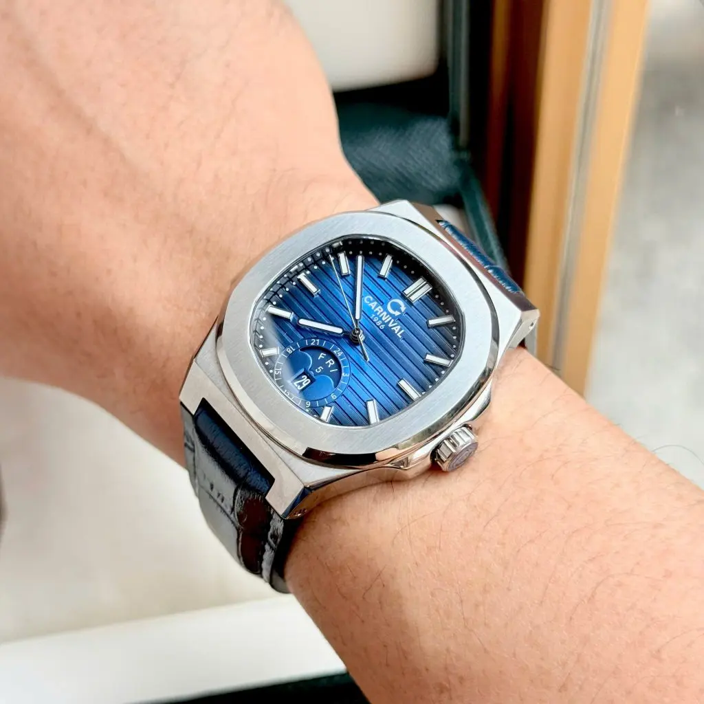 Trang bị kính Sapphire chống xước cùng tùy chọn dây da hoặc dây thép