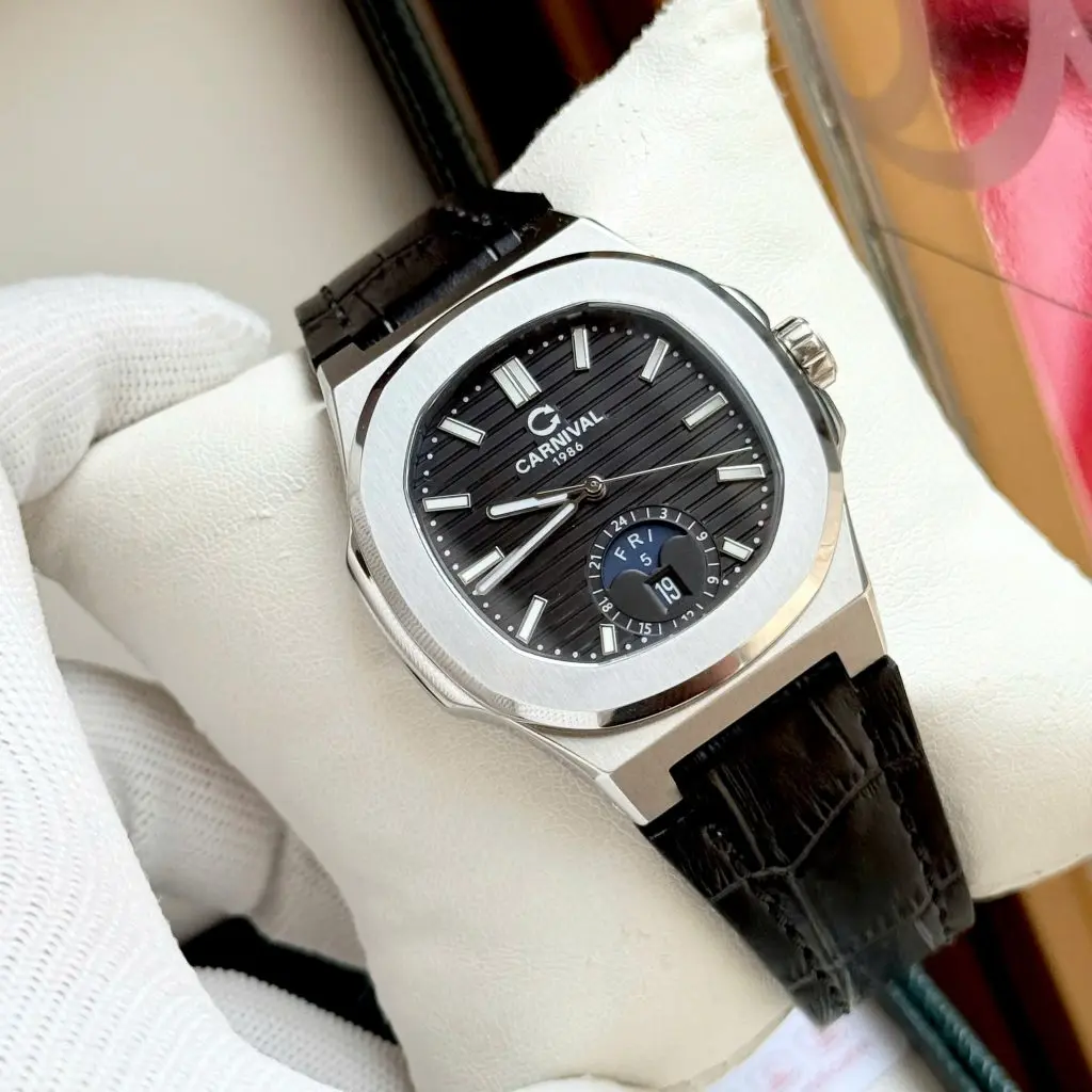 Mặt số đen huyền bí cùng kích thước 41mm vừa vặn cổ tay nam giới