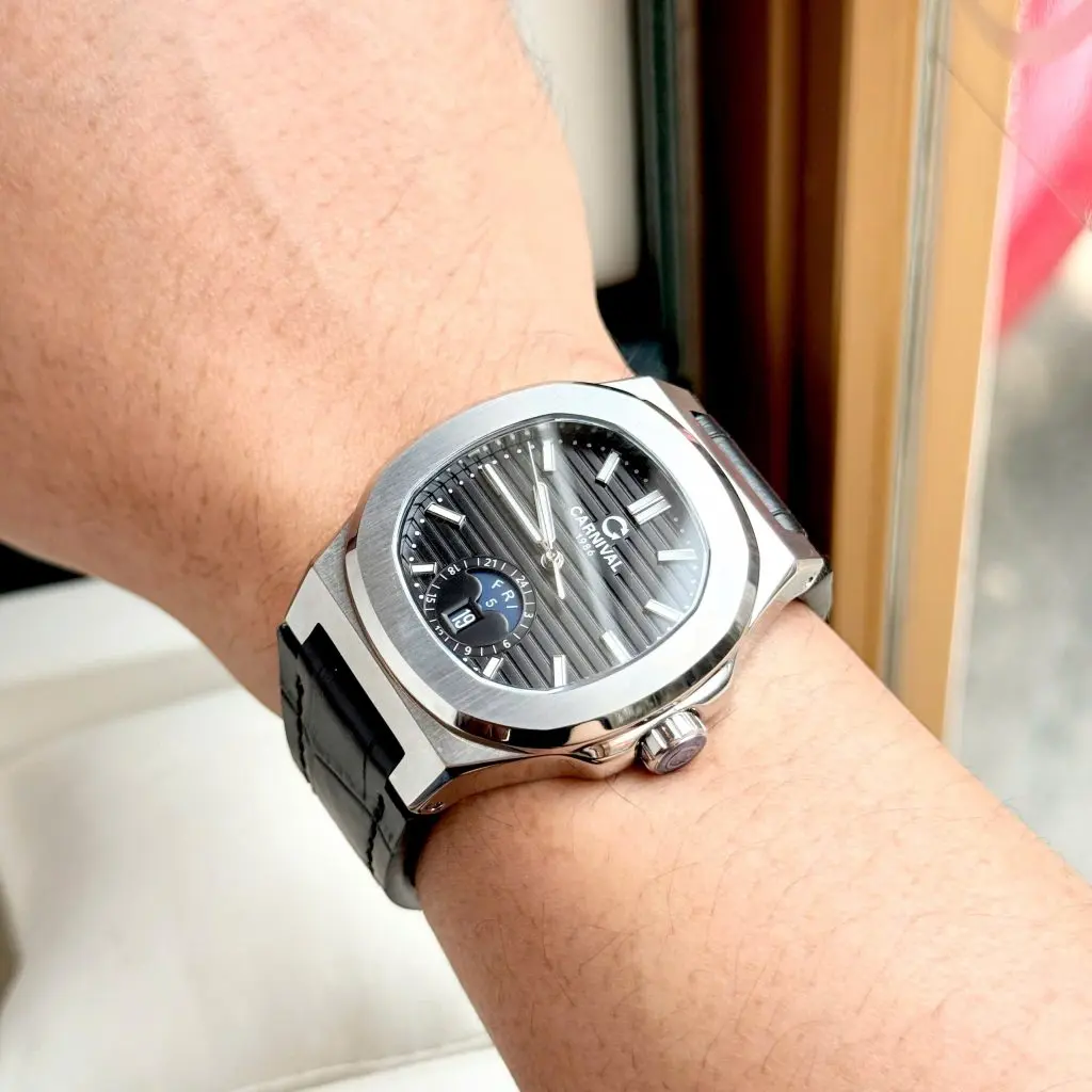 Trang bị kính Sapphire cao cấp giúp chống trầy xước hiệu quả