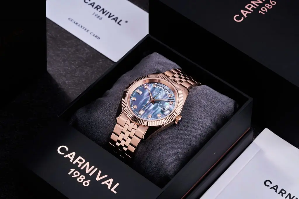 Mặt kính Sapphire và vỏ thép 316L cao cấp