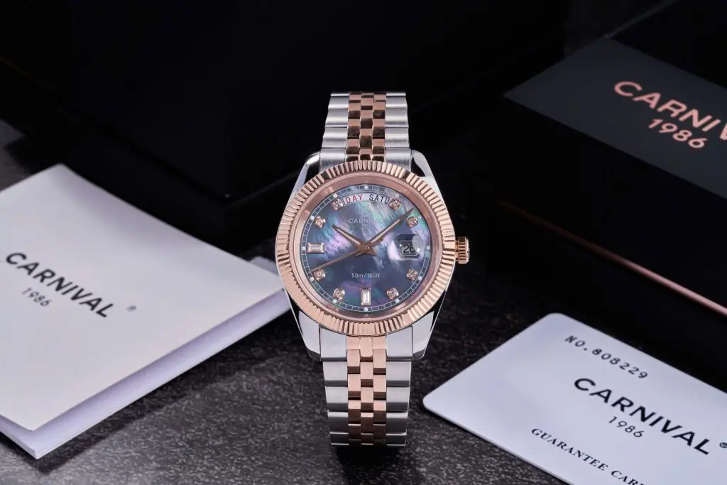 Mặt xà cừ tím độc đáo kết hợp cùng kính Sapphire nguyên khối