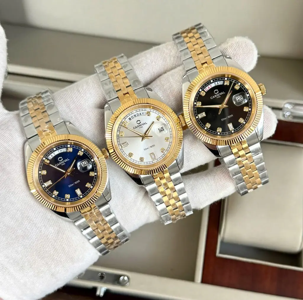 Mặt số đen kết hợp kính Sapphire nguyên khối chống trầy xước