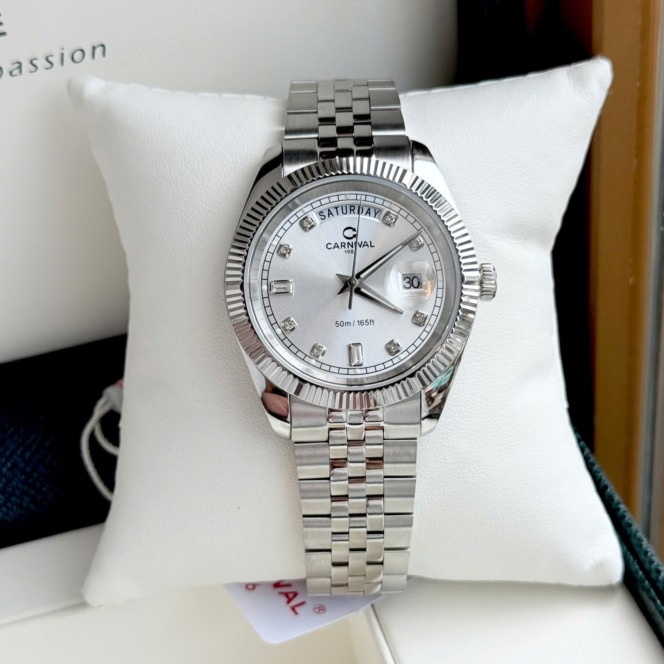 Đồng Hồ Nam Carnival 8190G-VT-T DAYDATE-Thép Bạc-Mặt Trắng-Pin-Kính Sapphire